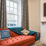 Staybynumbers - City Centre Victorian Townhouse