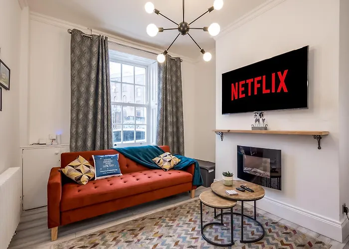 Staybynumbers - City Centre Victorian Townhouse