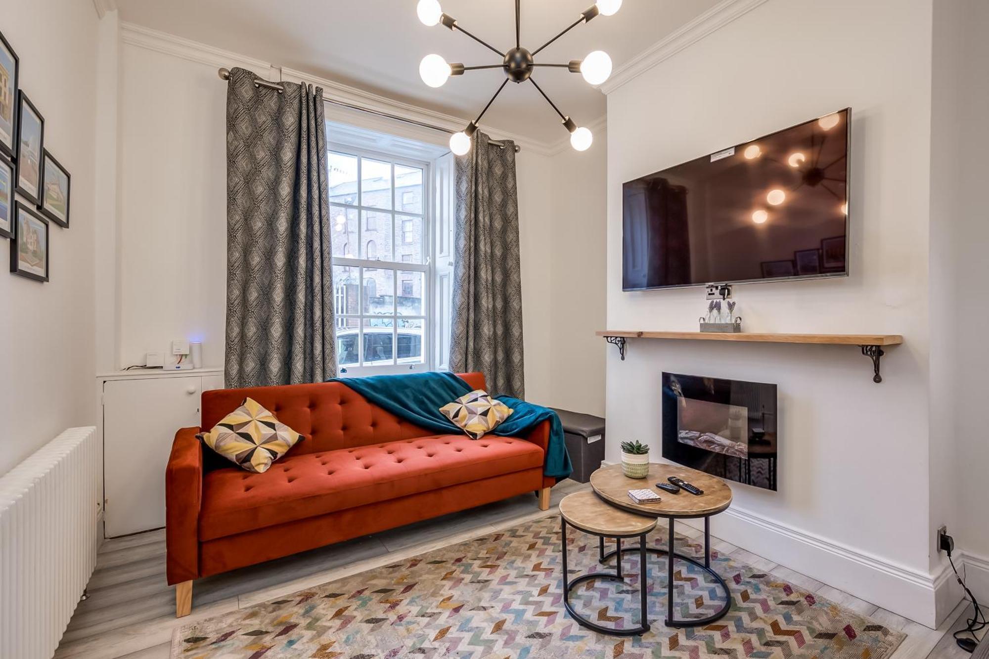 Staybynumbers - Centre Victorian Townhouse