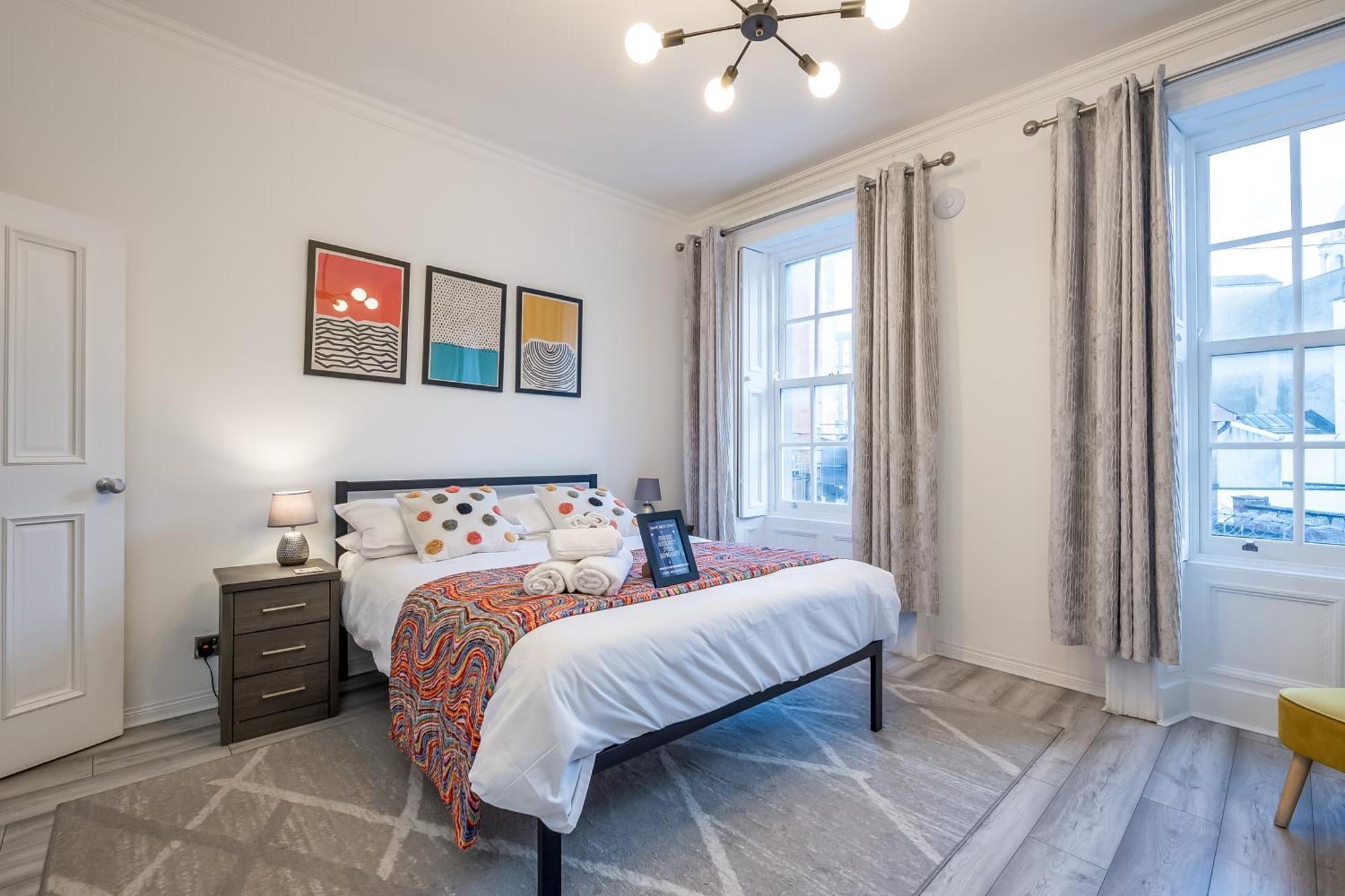 Staybynumbers - Centre Victorian Townhouse