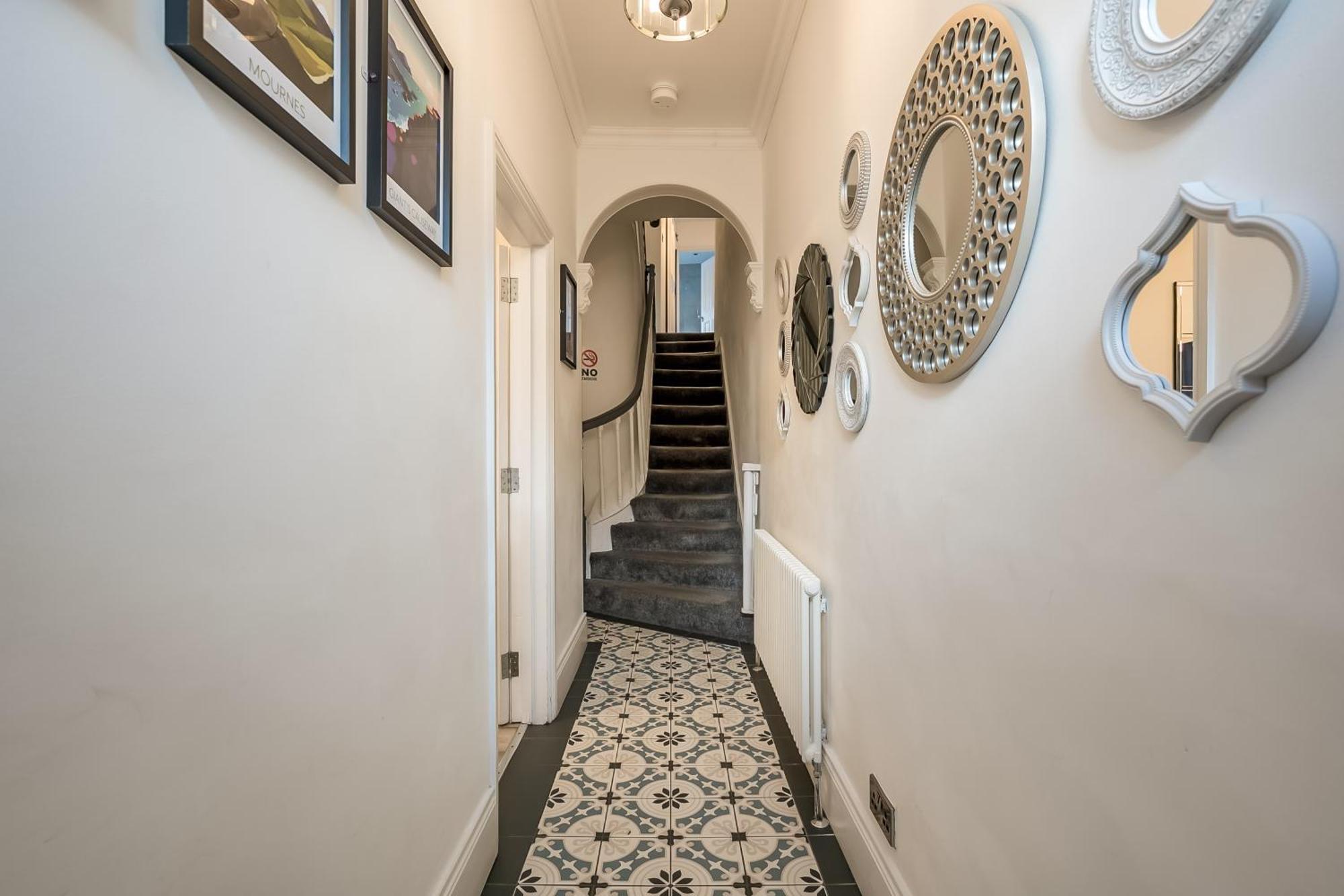 Staybynumbers - Centre Victorian Townhouse Belfast