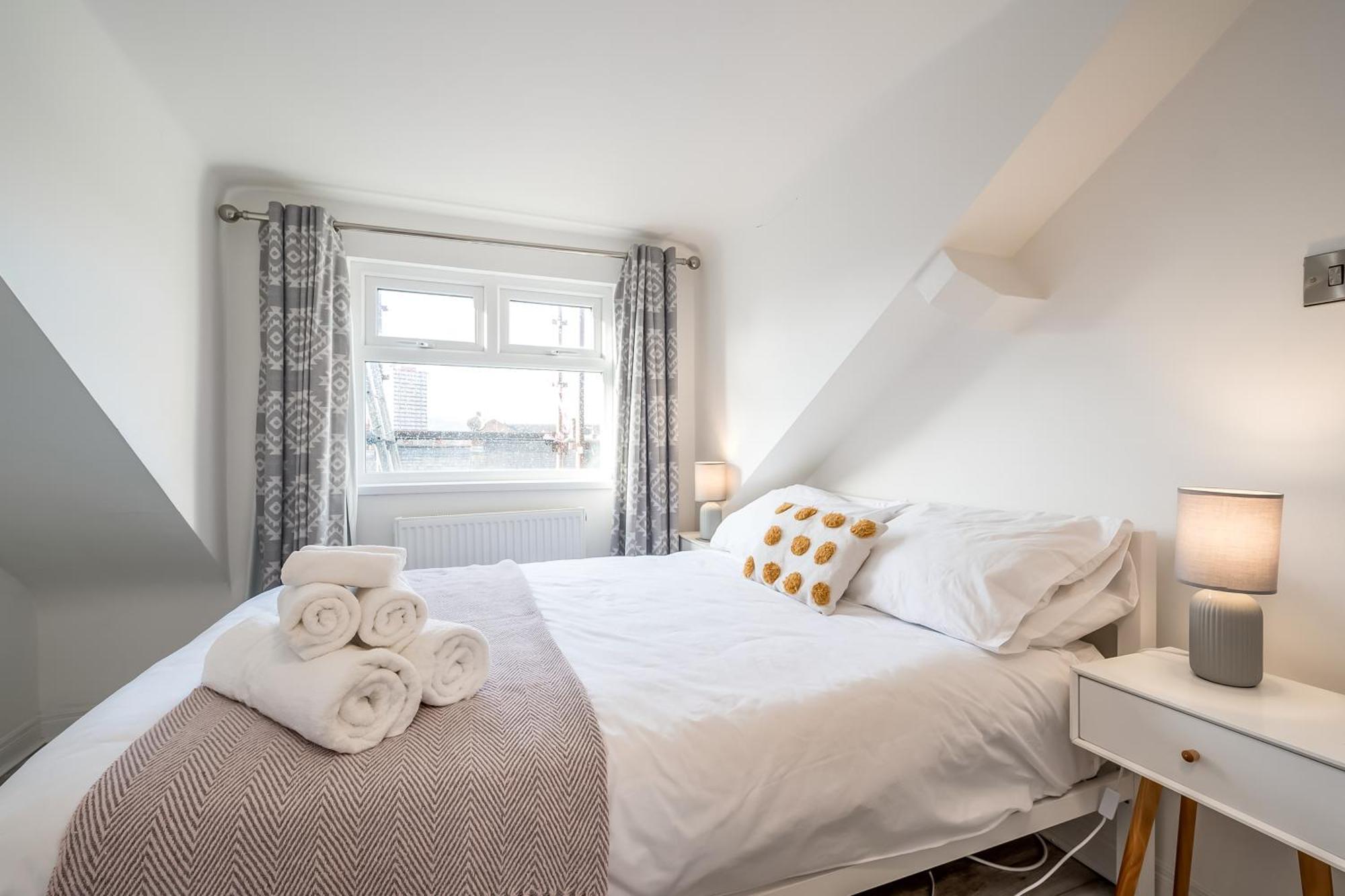 Staybynumbers - Centre Victorian Townhouse